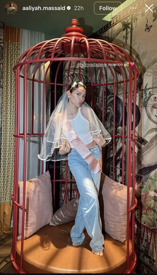 Seperti layaknya calon pengantin yang mendapat kejutan bridal shower, Alyssa juga mengenakan selempang berwarna pink dengan tulisan ‘Bride To Be’. Selain itu ia juga mengenakan veil dan headpiece di kepalanya. Foto: Instagram