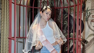 6 Foto Bridal Shower Alyssa Daguise, Santai Pakai Tank Top & Celana Jeans
