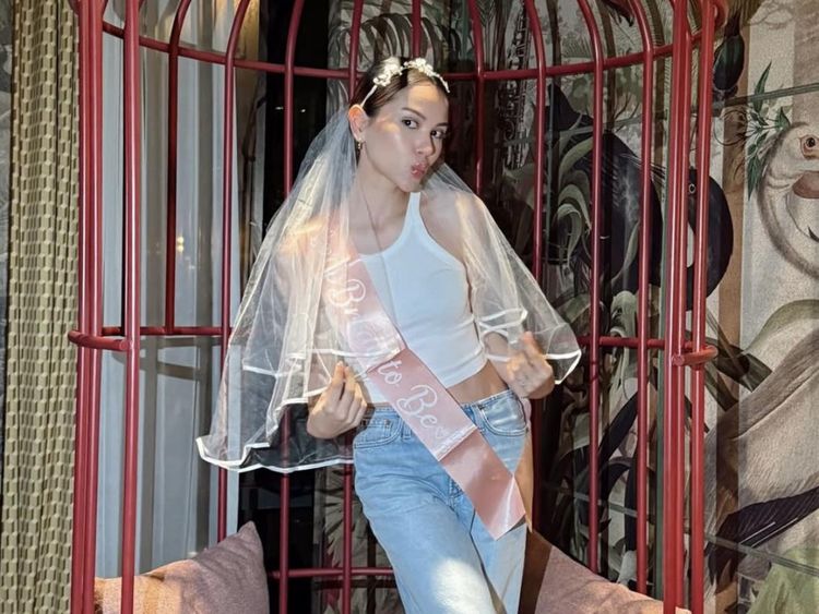 6 Foto Bridal Shower Alyssa Daguise, Santai Pakai Tank Top & Celana Jeans