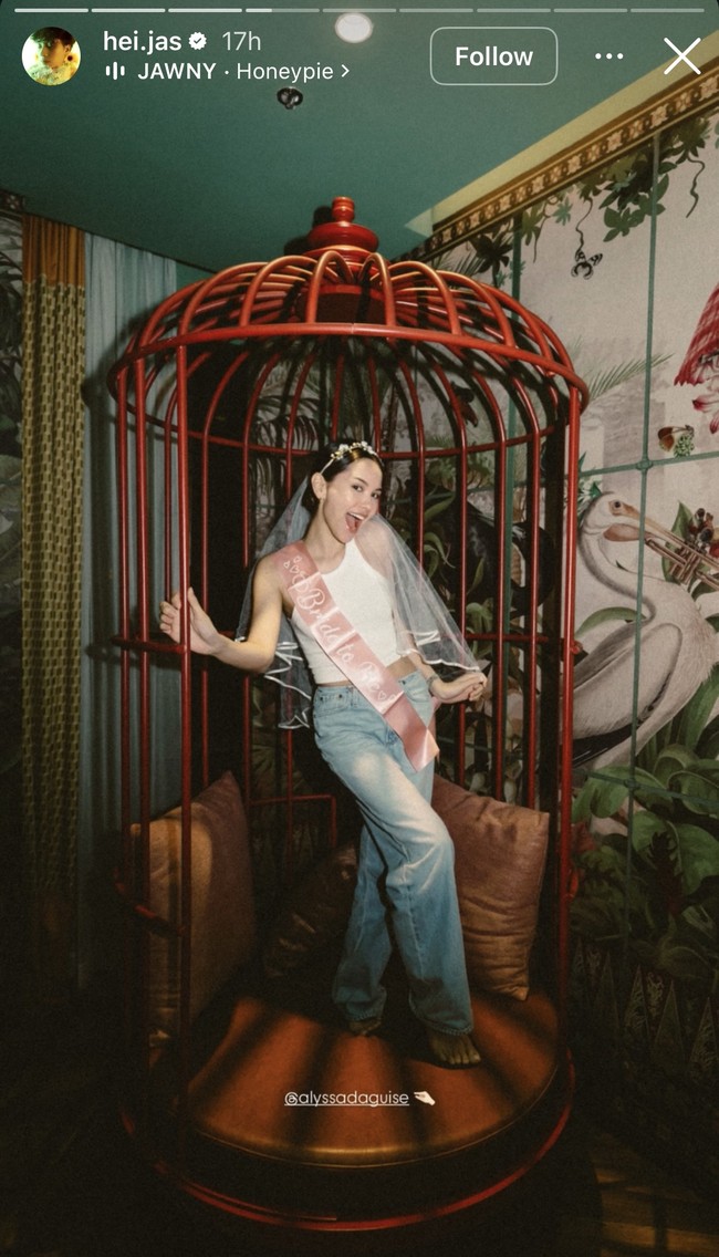 Dengan rambut bergaya sleek bun simpel dan riasan wajah natural membuat kecantikan alami Alyssa kian terpancar. Wanita 27 tahun itu tampak begitu bahagia dan tak henti memamerkan senyum manisnya. Foto: Instagram