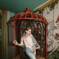 Dengan rambut bergaya sleek bun simpel dan riasan wajah natural membuat kecantikan alami Alyssa kian terpancar. Wanita 27 tahun itu tampak begitu bahagia dan tak henti memamerkan senyum manisnya. Foto: Instagram