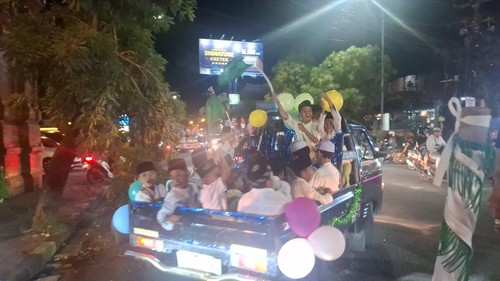Anak-anak di Kuta, Badung, turut memeriahkan malam Idul Adha dengan takbir keliling menggunakan mobil pikap, Kamis (5/6/2025). (Fabiola Dianira/detikBali)