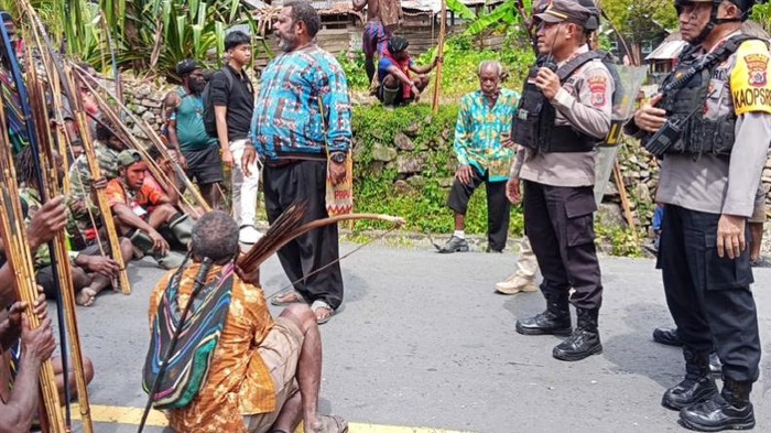 Aparat kepolisian turun meredam bentrokan antarpendukung paslon Pilkada Puncak Jaya.