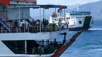Kebijakan tersebut mulai berlaku pada awal Juni 2025, dengan penurunan tarif berkisar antara 19,14 persen hingga 40,19 persen. Selain Pelabuhan Ketapang, pelabuhan lain yang menerima penyesuaian tarif meliputi Merak, Bakauheni, Gilimanuk, Lembar, dan beberapa pelabuhan strategis lainnya. Kebijakan ini juga menyasar sektor angkutan barang dan kendaraan logistik yang selama ini turut menopang distribusi antar pulau. ANTARA FOTO/Budi Candra Setya