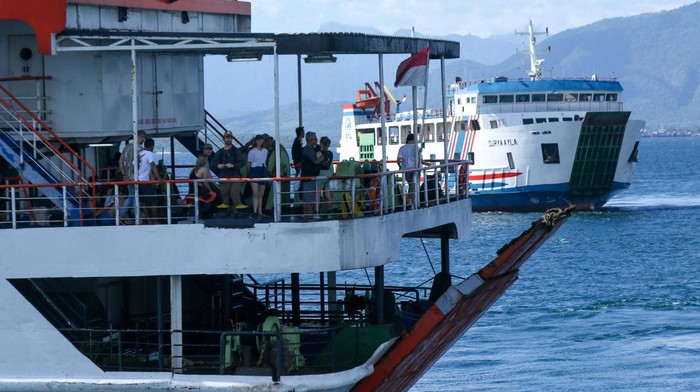 Sejumlah kendaraan antre masuk ke kapal untuk menyeberang ke Bali di Pelabuhan Ketapang, Banyuwangi, Jawa Timur, Kamis (5/6/2025). Untuk mendukung pemerintah dalam program stimulus ekonomi, PT ASDP Indonesia Ferry memberlakukan diskon jasa pelabuhan yang berdampak pada penurunan tarif tiket berkisar 19,14 persen hingga 40,19 persen di delapan Pelabuhan Indonesia. ANTARA FOTO/Budi Candra Setya