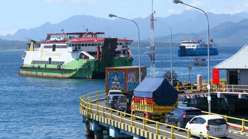 Sejumlah kendaraan antre masuk ke kapal untuk menyeberang ke Bali di Pelabuhan Ketapang, Banyuwangi, Jawa Timur, Kamis (5/6/2025). Untuk mendukung pemerintah dalam program stimulus ekonomi, PT ASDP Indonesia Ferry memberlakukan diskon jasa pelabuhan yang berdampak pada penurunan tarif tiket berkisar 19,14 persen hingga 40,19 persen di delapan Pelabuhan Indonesia. ANTARA FOTO/Budi Candra Setya