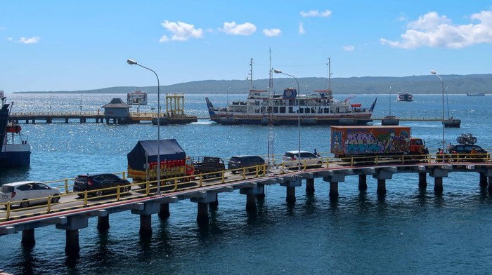 Sejumlah kendaraan antre masuk ke kapal untuk menyeberang ke Bali di Pelabuhan Ketapang, Banyuwangi, Jawa Timur, Kamis (5/6/2025). Untuk mendukung pemerintah dalam program stimulus ekonomi, PT ASDP Indonesia Ferry memberlakukan diskon jasa pelabuhan yang berdampak pada penurunan tarif tiket berkisar 19,14 persen hingga 40,19 persen di delapan Pelabuhan Indonesia. ANTARA FOTO/Budi Candra Setya