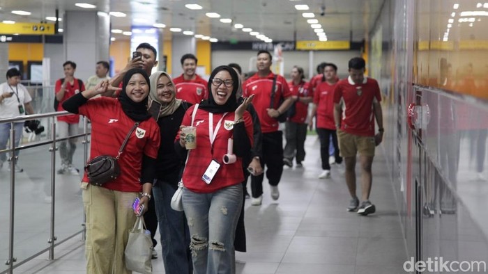 MRT Jakarta menyediakan jalur khusus bagi supporter Timnas Indonesia yang sudah membeli tiket pertandingan. Supporter yang hendak dan pulang dari GBK gratis hari ini. Apa syaratnya?