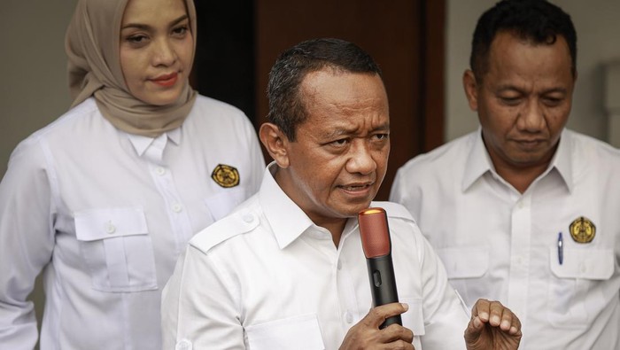 Menteri Energi dan Sumber Daya Mineral (ESDM) Bahlil Lahadalia (kedua kiri) saat menyampaikan keterangan pers terkait tambang nikel di Raja Ampat di kantor Kementerian ESDM, Jakarta, Kamis (5/6/2025). Dalam keterangannya Bahlil menghentikan sementara operasi pertambangan dari PT GAG Nikel di Raja Ampat, Papua Barat Daya dan mengatakan akan segera turun langsung ke lokasi untuk melihat kondisi yang sebenarnya terjadi. ANTARA FOTO/Dhemas Reviyanto/bar
