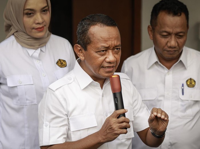 Menteri Energi dan Sumber Daya Mineral (ESDM) Bahlil Lahadalia (kedua kiri) saat menyampaikan keterangan pers terkait tambang nikel di Raja Ampat di kantor Kementerian ESDM, Jakarta, Kamis (5/6/2025). Dalam keterangannya Bahlil menghentikan sementara operasi pertambangan dari PT GAG Nikel di Raja Ampat, Papua Barat Daya dan mengatakan akan segera turun langsung ke lokasi untuk melihat kondisi yang sebenarnya terjadi. ANTARA FOTO/Dhemas Reviyanto/bar