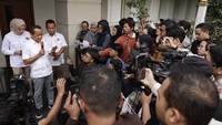 Bahlil mengatakan, kunjungan ini dilakukan berbarengan dengan rencananya untuk mengecek sumur-sumur minyak dan sumur-sumur gas di wilayah Papua. Hal ini dilakukan agar tidak ada kesimpangsiuran informasi terkait aktivitas tambang di kawasan Raja Ampat. Foto: ANTARA FOTO/Dhemas Reviyanto