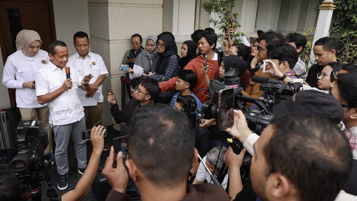 Bahlil Buka Suara soal Tambang Rusak Kawasan Raja Ampat Menteri Energi dan Sumber Daya Mineral (ESDM) Bahlil Lahadalia (kedua kiri) saat menyampaikan keterangan pers terkait tambang nikel di Raja Ampat di kantor Kementerian ESDM, Jakarta, Kamis (5/6/2025). Dalam keterangannya Bahlil menghentikan sementara operasi pertambangan dari PT GAG Nikel di Raja Ampat, Papua Barat Daya dan mengatakan akan segera turun langsung ke lokasi untuk melihat kondisi yang sebenarnya terjadi. ANTARA FOTO/Dhemas Reviyanto/bar