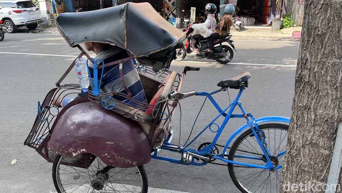 Becak kayuh milik Abi warta Jetis, Kota Jogja terparkir di kawasan Malioboro, Kota Jogja, Kamis (5/6/2025).