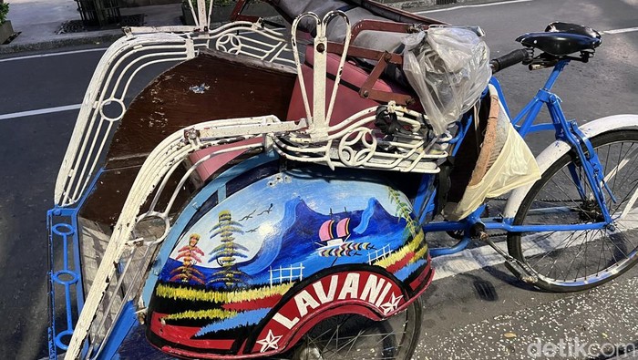 Becak kayuh menghiasi jalanan di kawasan Malioboro, Kota Jogja, Kamis (5/6/2025).