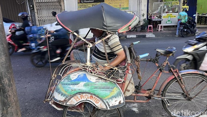 Becak kayuh menghiasi jalanan di kawasan Malioboro, Kota Jogja, Kamis (5/6/2025).