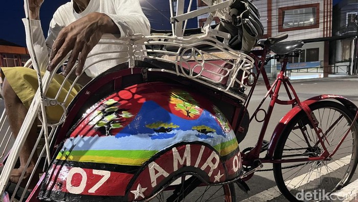 Becak kayuh menghiasi jalanan di kawasan Malioboro, Kota Jogja, Kamis (5/6/2025).