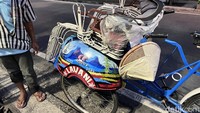 Salah satu kekhasan unik becak Jogja yakni adanya Pepeling atau nasihat yang tersemat di slebor becak.