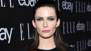 Di serial Superman & Lois (2021-sekarang), Bitsie Tulloch jadi Lois Lane versi ibu dua anak. Ini Lois yang beda lagi, juggling antara karier jurnalistik dan urusan rumah tangga di Smallville. Bitsie kasih warna baru: seorang ibu yang tetap badass, penuh prinsip, dan masih bisa ngasuh anak sambil ngulik konspirasi di balik layar. Foto: Getty Images for ELLE/Michael Buckner