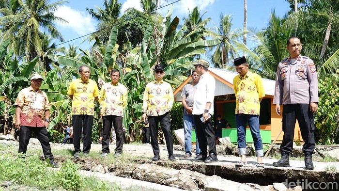 Bupati Soppeng Suwardi Haseng dan Wabup Soppeng Selle KS Dalle meninjau jalan yang amblas di Desa Lompulle.
