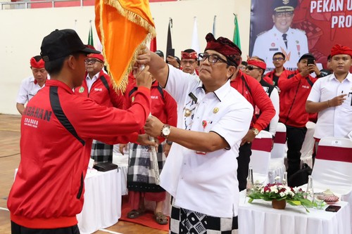 Bupati Tabanan Dr. I Komang Gede Sanjaya secara langsung memimpin upacara pelepasan Kontingen Pekan Olahraga Pelajar (PORJAR) Kabupaten Tabanan Tahun 2025.
