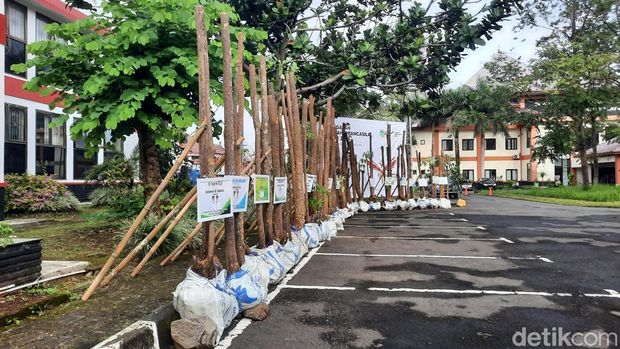 Bupati Tasikmalaya Cecep Nurul Yakin memimpin apel perdana di hadapan ASN.