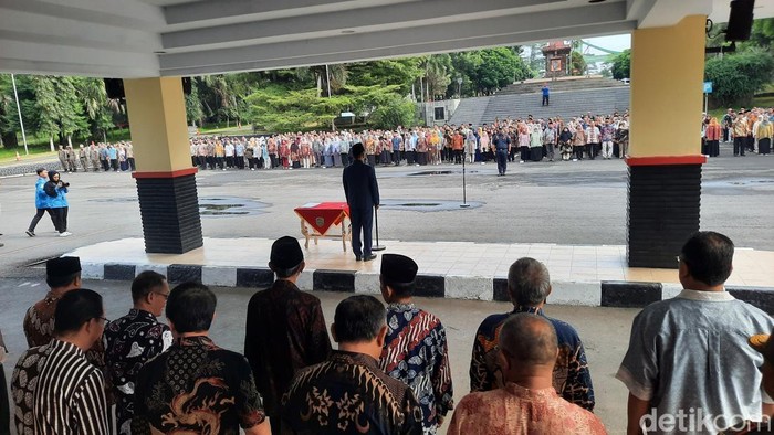 Bupati Tasikmalaya Cecep Nurul Yakin memimpin apel perdana di hadapan ASN.