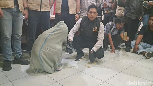 Cara pelaku pura-pura korban perampokan dengan masuk karung. (Arief/detikcom)