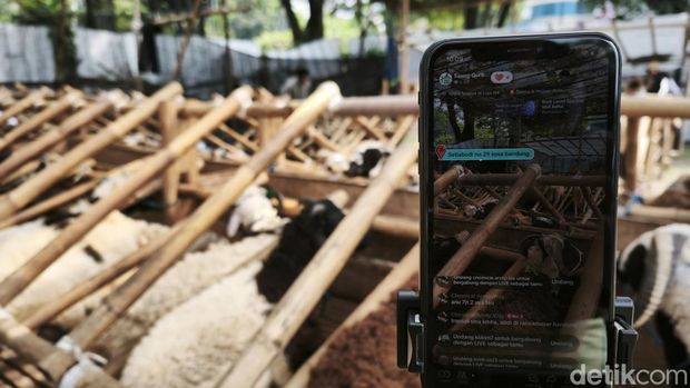 Cecep Wahyudin, seorang pedagang hewan kurban di Bandung yang live untuk cari pembeli.