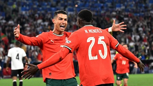 Soccer Football - Nations League - Semi Final - Germany v Portugal - Allianz Arena, Munich, Germany - June 4, 2025 Portugals Cristiano Ronaldo celebrates scoring their second goal with Portugals Nuno Mendes REUTERS/Angelika Warmuth