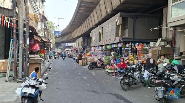 Deretan toko tampak nyaris tanpa pengunjung di Pasar Asemka, Jakarta Barat, pada Kamis (5/6/2025). (CNBC Indonesia/Chandra Dwi)