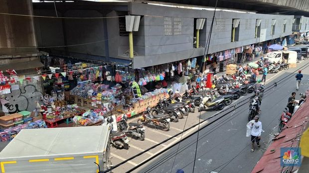 Deretan toko tampak nyaris tanpa pengunjung di Pasar Asemka, Jakarta Barat, pada Kamis (5/6/2025). (CNBC Indonesia/Chandra Dwi)