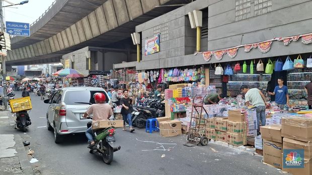 Deretan toko tampak nyaris tanpa pengunjung di Pasar Asemka, Jakarta Barat, pada Kamis (5/6/2025). (CNBC Indonesia/Chandra Dwi)