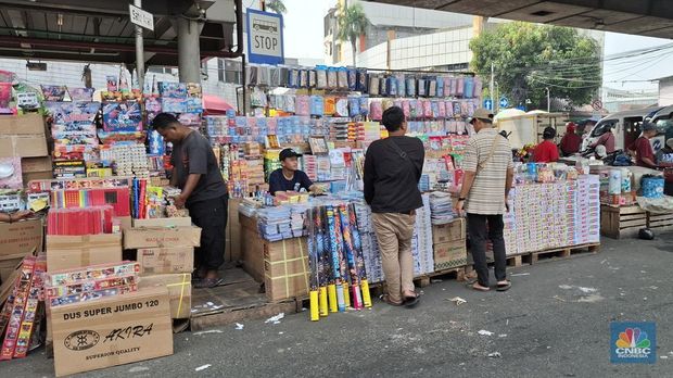Deretan toko tampak nyaris tanpa pengunjung di Pasar Asemka, Jakarta Barat, pada Kamis (5/6/2025). (CNBC Indonesia/Chandra Dwi)