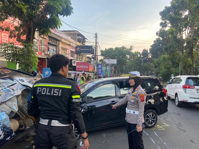 Dua mobil bertabrakan hingga bertumpuk di dekat Taman Corat-coret, Kota Bogor.