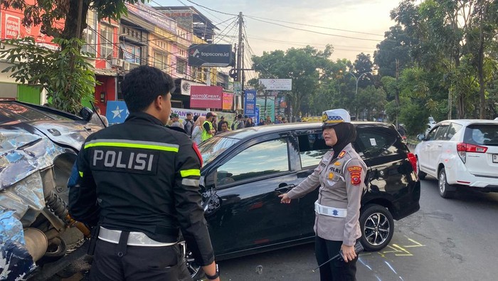 Dua mobil bertabrakan hingga bertumpuk di dekat Taman Corat-coret, Kota Bogor.