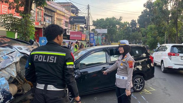 Dua mobil bertabrakan hingga bertumpuk di dekat Taman Corat-coret, Kota Bogor.