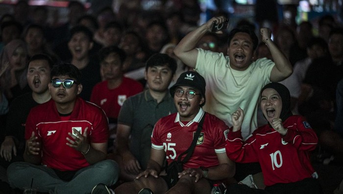 Dukung Timnas, Warga Semarang Nobar di Ikon Wisata Lawang Sewu Warga menyaksikan pertandingan sepak bola antara Timnas Indonesia melawan China pada laga Kualifikasi Piala Dunia 2026 putaran ketiga Zona Asia di halaman gedung cagar budaya Lawang Sewu, Semarang, Jawa Tengah, Kamis (5/6/2025). KAI Wisata menggelar acara nonton bareng (nobar) di cagar budaya itu sebagai wujud dukungan terhadap Timnas Indonesia sekaligus untuk menarik minat wisatawan berkunjung ke bangunan bersejarah yang dibangun sejak 1904 yang dulunya merupakan kantor perusahaan kereta api milik kolonial Belanda, Nederlandsch-Indische Spoorweg Maatschappij (NIS). ANTARA FOTO/Aprillio Akbar/tom.