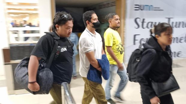 Eks Kapolres Ngada AKBP Fajar Widyadharma Lukman Sumaatmaja, saat tiba di Bandara El Tari Kupang, Kamis (5/6/2025).