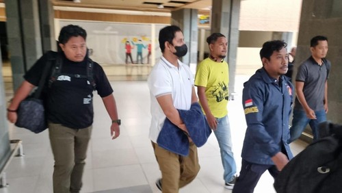 Eks Kapolres Ngada AKBP Fajar Widyadharma Lukman Sumaatmaja, saat tiba di Bandara El Tari Kupang, Kamis (5/6/2025).