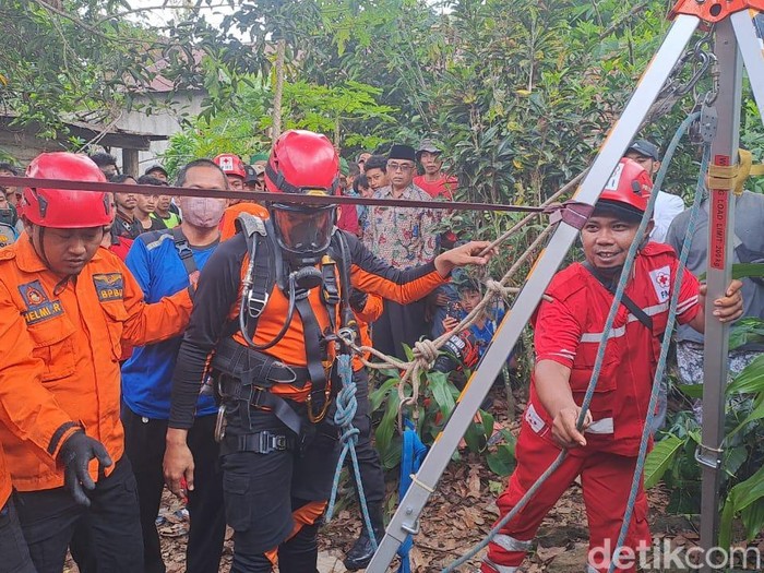 Evakuasi balita tercebur sumur di Jatinegara, Kabupaten Tegal, Kamis (5/6/2025) siang.