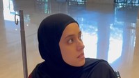 Fairuz menggunakan kursi roda saat berada di rumah sakit dan kakinya sampai biru memar. Foto: instagram Fairuz dan Sonny Septian.