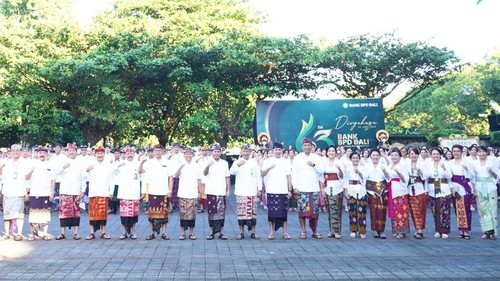 Foto bersama jajaran direksi, komisaris, dan karyawan BPD Bali dalam perayaan hari jadi ke-63 di kantor pusat, Denpasar, Kamis (5/6/2025). (Dok. BPD Bali)