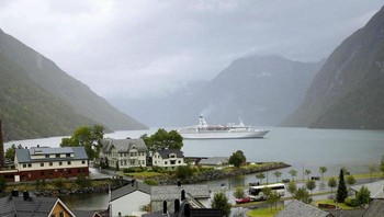 Norwegia, Hellesylt 1885 vs.2016 Foto: Boredpanda