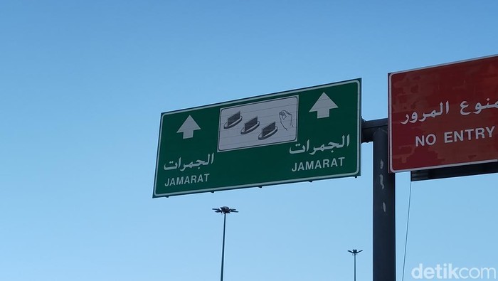Foto: Petunjuk arah ke lokasi lempar jumrah. (Haris F/detikcom)