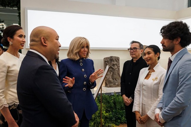 Hadir pula aktor Reza Rahadian. Setelan formal berwarna biru muda menjadi andalannya. (Foto: Instagram/@happysalma)