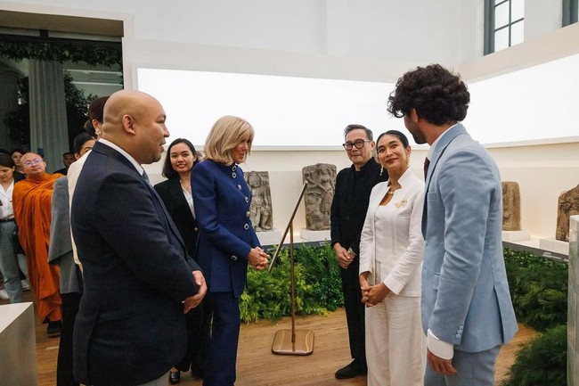 Mereka yang berjumpa dengan Brigitte Macron, salah satunya aktris Happy Salma di pameran ‘L’Art Botanique du Paradis’ yang digelar Didit Hediprasetyo Foundation di Museum Nasional. Ia berbalut setelan putih dengan atasan bergaya kebaya kutu baru modern dari jenama Sukkhacitta. (Foto: Instagram/@happysalma)