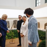Mereka yang berjumpa dengan Brigitte Macron, salah satunya aktris Happy Salma di pameran ‘L’Art Botanique du Paradis’ yang digelar Didit Hediprasetyo Foundation di Museum Nasional. Ia berbalut setelan putih dengan atasan bergaya kebaya kutu baru modern dari jenama Sukkhacitta. (Foto: Instagram/@happysalma)