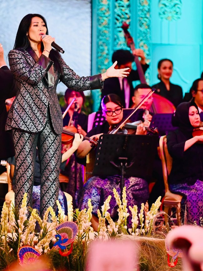 Penyanyi Anggun diminta untuk bernyanyi di Istana Negara dalam rangka jamuan kenegaraan untuk menyambut Presiden Prancis Emmanuel Macron dan Brigitte. Penampilannya memukau dengan pantsuit tenun monokrom bermotif batik parang yang bukan lain merupakan rancangan putra Presiden RI Prabowo, Didit Hediprasetyo.   (Foto: Instagram/@anggun_cipta)