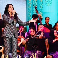 Penyanyi Anggun diminta untuk bernyanyi di Istana Negara dalam rangka jamuan kenegaraan untuk menyambut Presiden Prancis Emmanuel Macron dan Brigitte. Penampilannya memukau dengan pantsuit tenun monokrom bermotif batik parang yang bukan lain merupakan rancangan putra Presiden RI Prabowo, Didit Hediprasetyo.   (Foto: Instagram/@anggun_cipta)