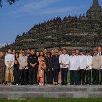 Aktris Asmara Abigail bertemu Brigitte saat rombongan Presiden Macron mengunjungi Candi Borobudur. Ia memilih tampilan kontemporer dalam balutan oversized blazer peach berpotongan asimetris rancangan Harry Halim, yang dipadu kain batik klasik koleksi Danar Hadi. (Foto: Instagram/@widi.wardhana)